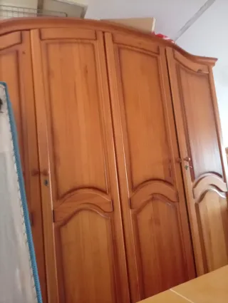 Ropero de madera  4 puertas. Medidas; 2,14x1,95cms
