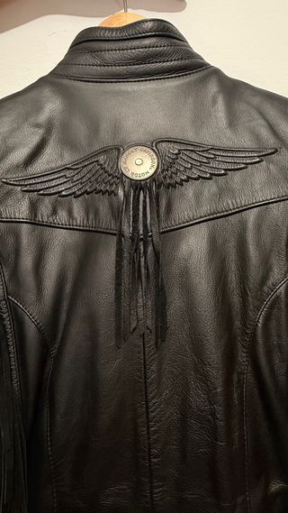 Chaqueta de cuero negra con flecos