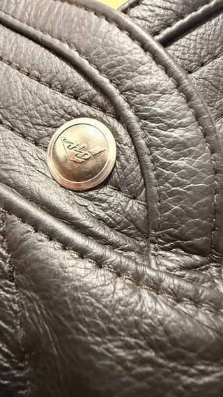 Chaqueta de cuero negra con flecos