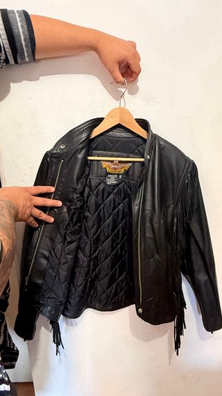 Chaqueta de cuero negra con flecos