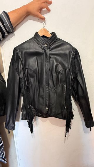 Chaqueta de cuero negra con flecos