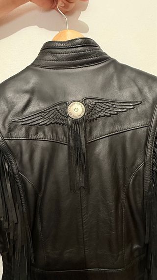Chaqueta de cuero negra con flecos