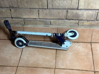 Patinete azul claro para niño