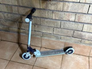 Patinete azul claro para niño