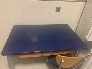 Encimera y mesa cocina azul