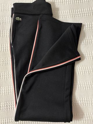Pantalón chándal Lacoste negro con detalles