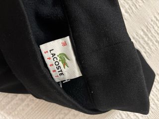 Pantalón chándal Lacoste negro con detalles