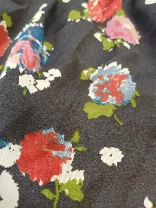 Top negro con estampado floral