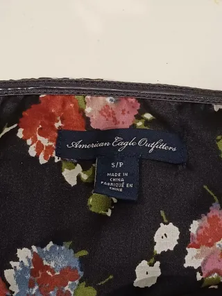 Top negro con estampado floral