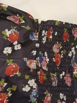 Top negro con estampado floral