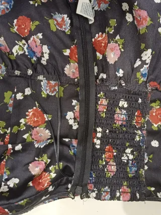 Top negro con estampado floral