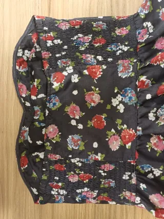 Top negro con estampado floral
