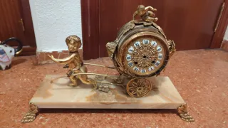 Reloj de sobremesa antiguo con figura
