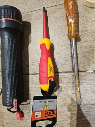 Lote herramientas:linterna- destornilladores-allen