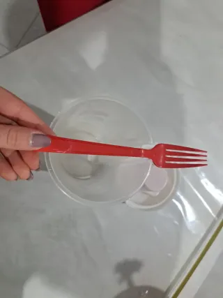 Porta vivande trasparente con tappo rosso