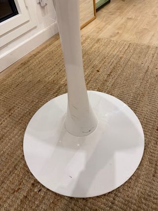 Mesa redonda blanca  For marks please see images