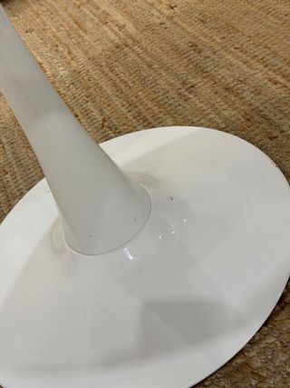 Mesa redonda blanca  For marks please see images