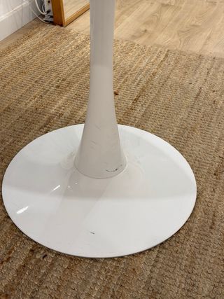 Mesa redonda blanca  For marks please see images