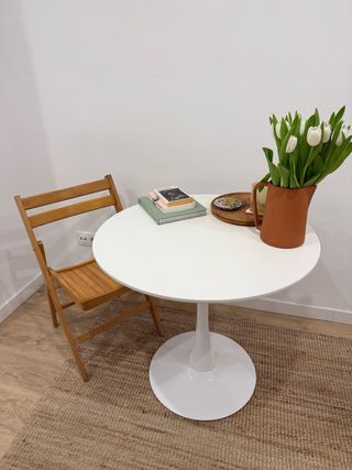 Mesa redonda blanca  For marks please see images