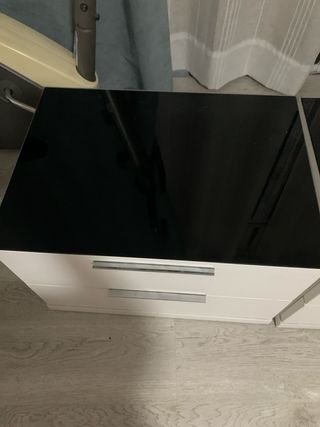 Comodini bianchi con piano in vetro nero