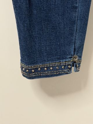 Pantalón vaquero azul con pedrería