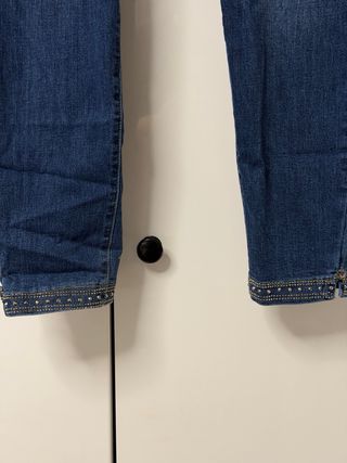 Pantalón vaquero azul con pedrería