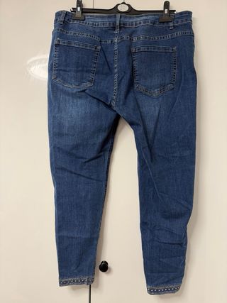 Pantalón vaquero azul con pedrería