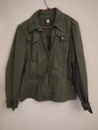 Chaqueta verde estilo militar