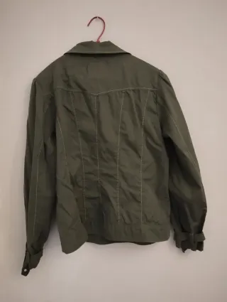 Chaqueta verde estilo militar