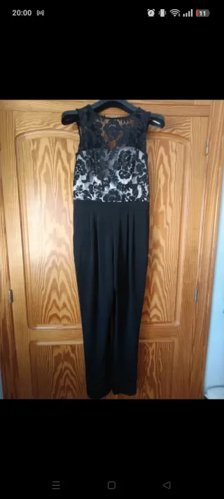 Mono de encaje negro con cinturón ajustado.