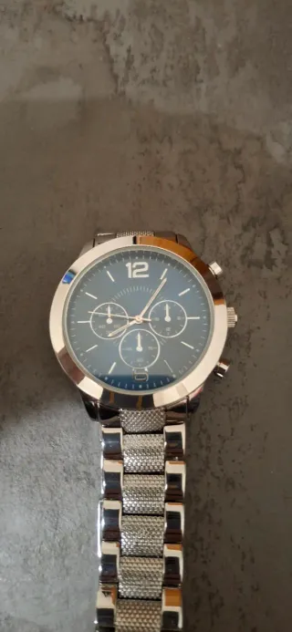 Questo è un orologio da polso Avon Quartz con cint