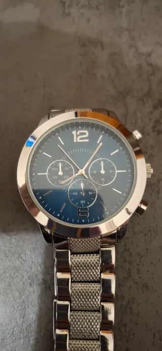Questo è un orologio da polso Avon Quartz con cint