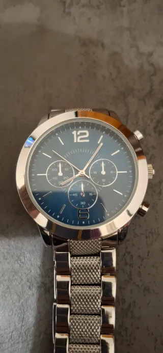 Questo è un orologio da polso Avon Quartz con cint