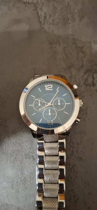 Questo è un orologio da polso Avon Quartz con cint