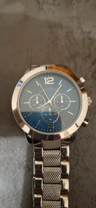 Questo è un orologio da polso Avon Quartz con cint