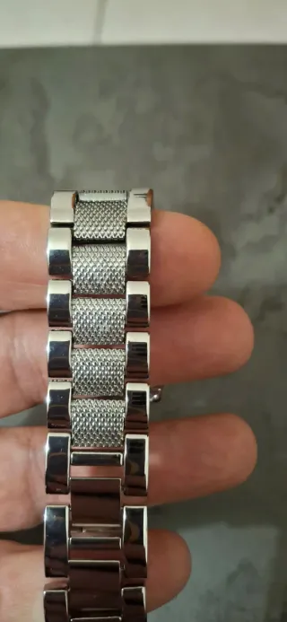 Questo è un orologio da polso Avon Quartz con cint