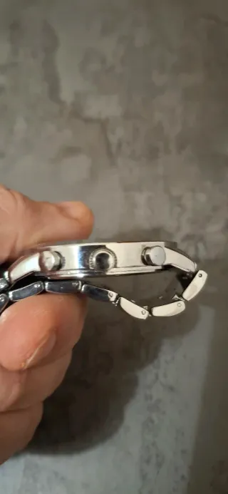 Questo è un orologio da polso Avon Quartz con cint