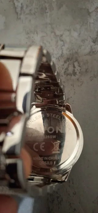 Questo è un orologio da polso Avon Quartz con cint