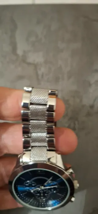 Questo è un orologio da polso Avon Quartz con cint