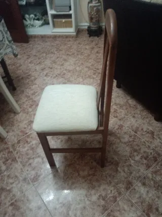 Sillas recién tapizadas en buen estado