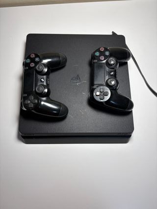 Play 4 en perfecto estado, dos mandos y juego MOSS