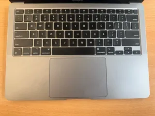 MacBook Air M1 2020 Plata + Cargador + Funda