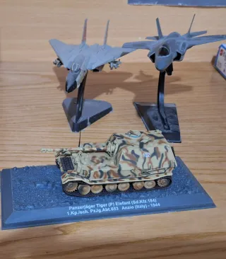 Maquetas: Cazas y Tanque de Guerra