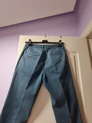 Pantalones chinos azules hombre