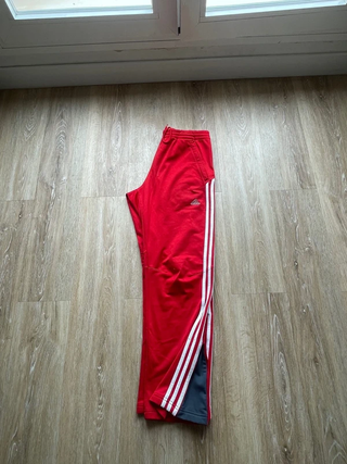 Pantalón chándal Adidas.