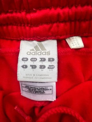 Pantalón chándal Adidas.