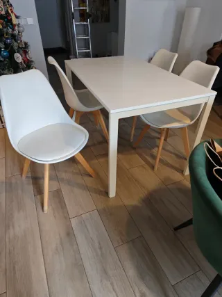 Mesa de comedor blanca y 4 sillas