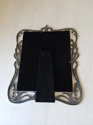 Portafotos decorativo en metal.