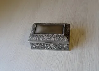 Portafotos decorativo en metal.