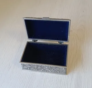 Portafotos decorativo en metal.